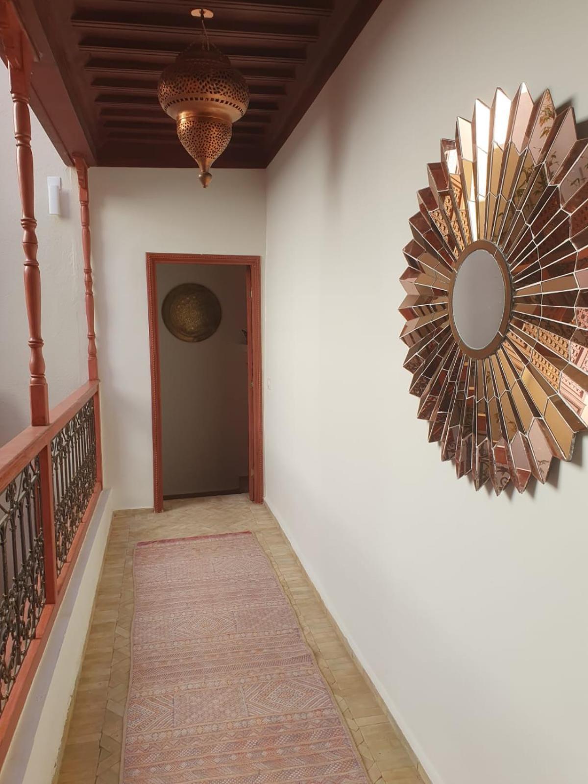 Le Singe Rose Riad *